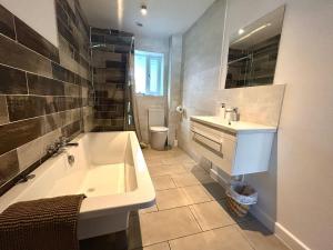 8 - Mouse Hole - Vast dog friendly garden with hot tub