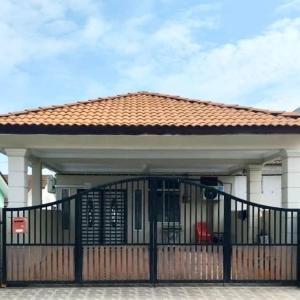 ISLAMIC HOMESTAY CASA NAUFAL FULLY AIRCOND for 1LR 3BR - 3hvězdičkové hotely ve městě Port Dickson