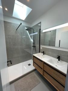 Villas Spacious Luxury Modern Villa with Pool, Beaches and Garden : photos des chambres