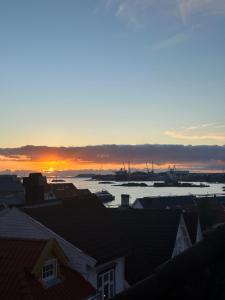 Deluxe central 2 bedroom with view and underground garage