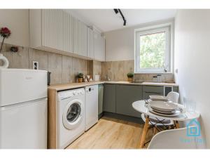 Sunrise Apartment - 3 Minutes to PKP & Old Town