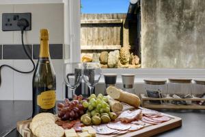 Central & Chic - Huge Home - Free WIFI & Parking