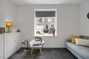 Central & Chic - Huge Home - Free WIFI & Parking