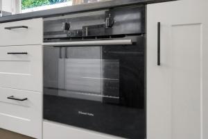 Central & Chic - Huge Home - Free WIFI & Parking