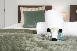 Central & Chic - Huge Home - Free WIFI & Parking