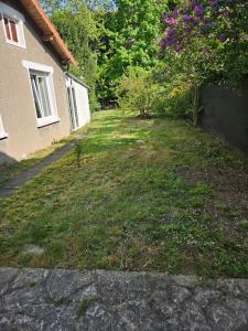 Maisons de vacances Grande maison familiale au calme avec jardin partage : Maison 4 Chambres