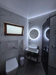 Kurmaku Guesthouse - Historic Stay inside Elbasan Castle