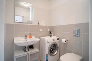 Bright 1BR Apt w Private Parking