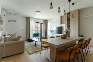 4 bedroom luxury apartment with park & river view