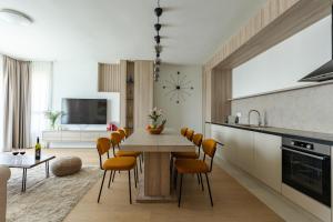 4 bedroom luxury apartment with park & river view