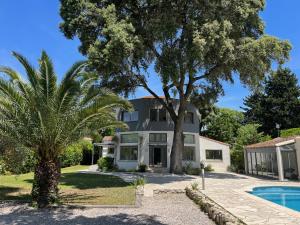 Villa bourgeoise avec piscine et salle de sport