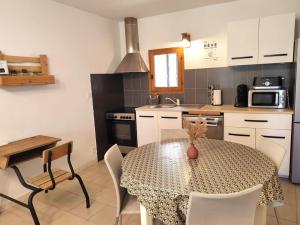 Maisons de vacances Gite des deux platanes : Maison de Vacances