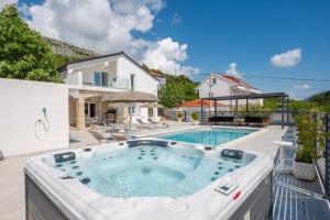 Villa Magnolia with heated Pool and Jacuzzi, near sea