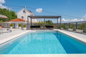 Villa Magnolia with heated Pool and Jacuzzi, near sea