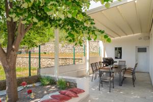 Villa Magnolia with heated Pool and Jacuzzi, near sea
