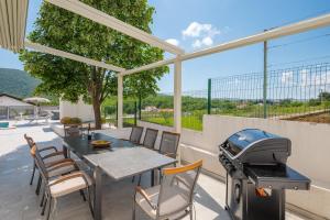 Villa Magnolia with heated Pool and Jacuzzi, near sea