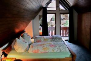 Seperates Ferienhaus Bachhäusle auf dem Hasenhof mit eigener Terrasse mit Grill, Kachelofen, WLAN