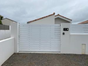La petite maison zone coulée verte menant a locéan
