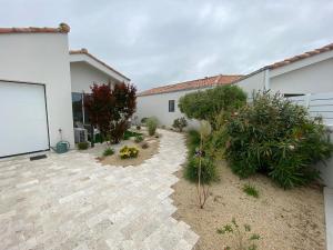 La petite maison zone coulée verte menant a locéan