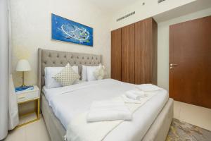 Lake View Living Stylish 1BR in REVA Residence
