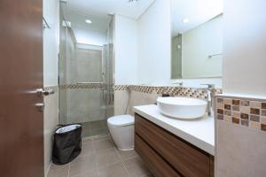 Lake View Living Stylish 1BR in REVA Residence