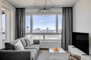 Modern and Stylish 1BR with Balcony and City View
