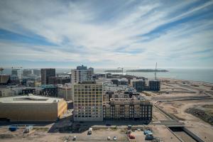 Modern and Stylish 1BR with Balcony & City View