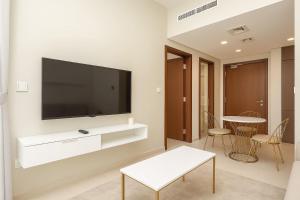 Lake View Living Stylish 1BR in REVA Residence