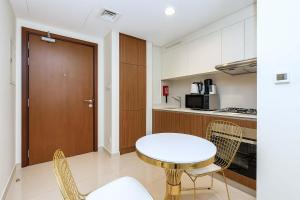 Lake View Living Stylish 1BR in REVA Residence