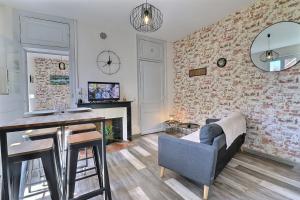 Appartements Les Apparts du Pont Vert - lit double - WiFi - tout inclus - 7 : photos des chambres