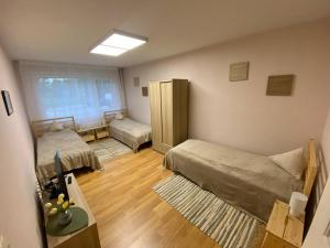 3 kambarių butas pirmame aukšte