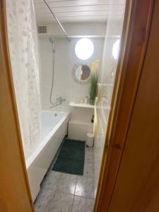 3 kambarių butas pirmame aukšte