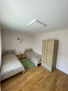 3 kambarių butas pirmame aukšte