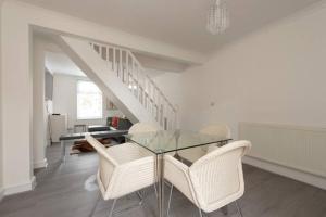 Lovely 2 Bed House in Grays 4 Separate Beds