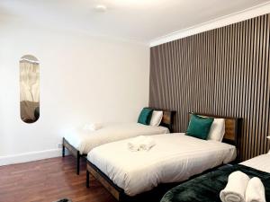 BE-1st Floor Quad Room in Wembley!