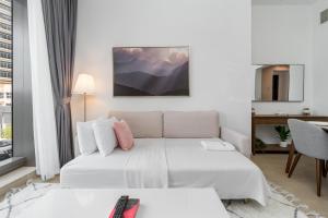 Gala Guests - Deluxe Sparkle Residences Dubai Marina