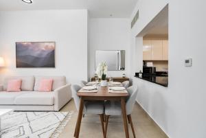 Gala Guests - Deluxe Sparkle Residences Dubai Marina