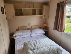 Superb Caravan With Free Wifi At Sand Le Mere Park, Yorkshire Ref 71020S