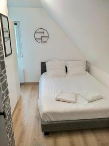 Appartements Les Apparts du Pont Vert - lit double - WiFi - tout inclus - 8 : photos des chambres