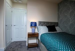 Luxury 5BDR with City Access, Free Parking and Wi-Fi