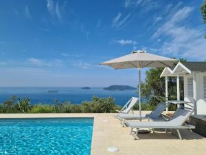 "Ulivi House" inside a Private Park, shared Pool, Tennis, 2 AC BDR, 2BTH, parking next home and private garage in Lerici!