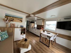 SeaEsta Floating House