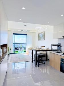 Mariahs lovely homes