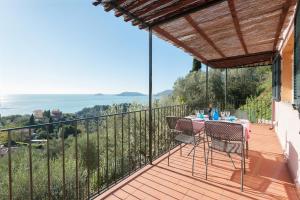 "Ulivi House" inside a Private Park, shared Pool, Tennis, 2 AC BDR, 2BTH, parking next home and private garage in Lerici!
