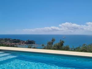 "Ulivi House" inside a Private Park, shared Pool, Tennis, 2 AC BDR, 2BTH, parking next home and private garage in Lerici!