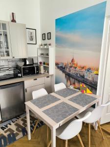 Margaret & Violet - Stylish Central Apartments next to Grand Boulevard