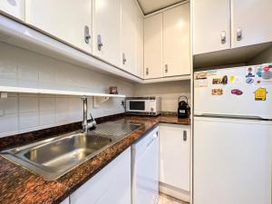 Charming Coastal Stay Near Shops & Sea