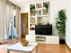 Charming Coastal Stay Near Shops & Sea
