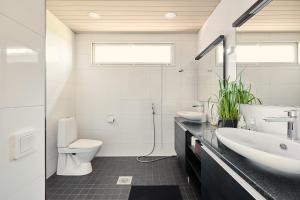 Platinum Swing - Spacious 4BR Villa with Panorama Views next to Kultaranta Resort