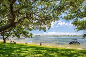 Calm Waterside Condo - Views, Pool & Family Fun